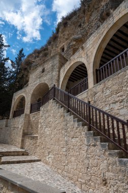 Kıbrıs 'taki Agios Neophytos dağ manastırının duvarlarına ve binalarına bak