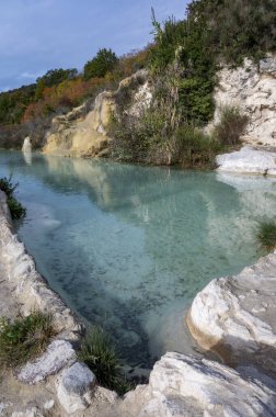 Antik sıcak termal kaynaklar ve mavi havuz sonbaharda İtalya 'da Dei Mulini, Bagno Vignoni, Tuscany, İtalya' da.