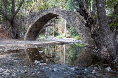 Kıbrıs Rum Kesimi 'nin yeşil Troodos dağlarında bulunan Ortaçağ Venedik taş kemer köprüsü