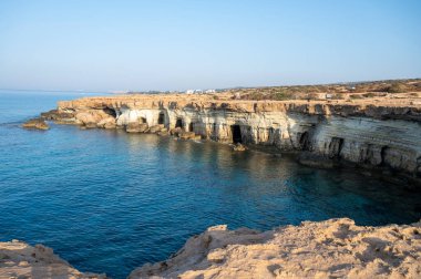 Ulusal Park Cape Greko, Kıbrıs Rum Kesimi 'nin Akdeniz' deki doğal deniz mağaraları ve turkuaz suyu manzaralı