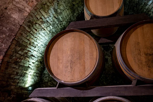 Bodegas Subterráneas Medievales Con Barricas Vino Tinto Viejo Para Envejecimiento — Foto de Stock