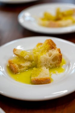 Tuscany, İtalya 'da organik çiftlikte ekmekle İtalyan ekstra bakire zeytinyağı tatmak.