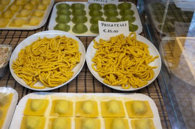 İtalyan yemeği, taze ev yapımı makarna tortelli ya da İtalyan mantısı pişirmeye hazır mantı, Parma, Emilia Romagna, İtalya. Burada yazan İtalyanca ismin anlamı İtalyan mantısı ve patates.