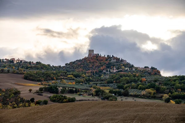 ヴァル オルシアとロッコ オルシア トスカーナ イタリアの丘の上に表示されます 日没の秋にはヒノキの木や田畑が広がるトスカーナの風景 — ストック写真