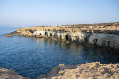 Ulusal Park Cape Greko, Kıbrıs Rum Kesimi 'nin Akdeniz' deki doğal deniz mağaraları ve turkuaz suyu manzaralı