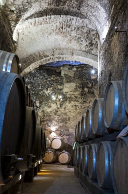 İtalya 'nın Toskana kentindeki Montepulciano Tepesi' nde şarap nobile di Montepulciano 'nun yaşlanması için eski kırmızı şarap fıçılarıyla ortaçağ yeraltı şarap mahzenleri.