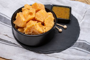 Peynir tatma, küçük Hollanda sert peyniri parçaları ve ev yapımı dereotu soslu kase.