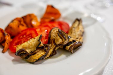 İtalyan mutfağı, rengarenk sebzeler patlıcanlar, taze kırmızı domateslerle servis edilen balkabakları.