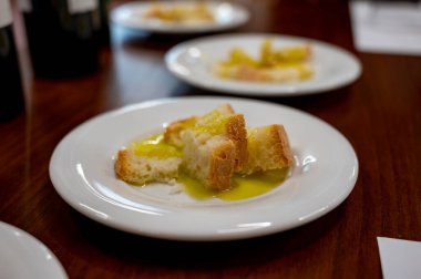 Tuscany, İtalya 'da organik çiftlikte ekmekle İtalyan ekstra bakire zeytinyağı tatmak.