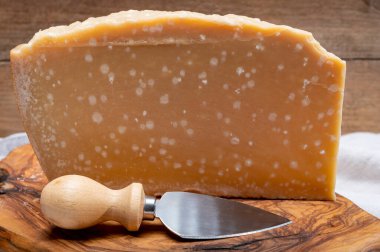 72 aylık İtalyan parmegiano-reggiano parmesan peyniri. Parma 'dan gelen kehribar rengi, kuru, son derece kumlu ve çok keskin bir tadı var.