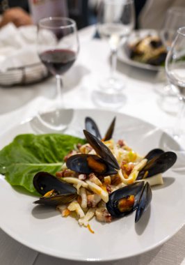 İtalyan restoranında haşlanmış ahtapot, patates, zeytinyağı ve midye ile servis edilen lezzetli salata.