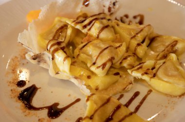 İtalyan yemeği, taze ev yapımı balkabağı dolması tortellini ya da parmesan parmesanlı reggiano peynirli ravioli köftesi ve Modena, Parma, Emilia Romagna, İtalya 'nın Balsamico sirkesi.