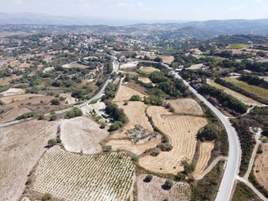 Troodos dağlarındaki hava manzarası, üzüm bağları, zeytinlikleri, köyleri ve beyaz yolları olan verimli vadi, Kıbrıs Rum Kesimi