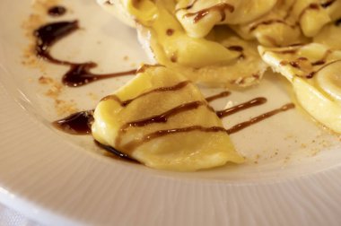 İtalyan yemeği, taze ev yapımı balkabağı dolması tortellini ya da parmesan parmesanlı reggiano peynirli ravioli köftesi ve Modena, Parma, Emilia Romagna, İtalya 'nın Balsamico sirkesi.
