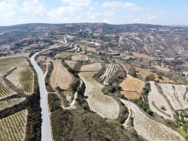 Troodos dağlarındaki hava manzarası, üzüm bağları, zeytinlikleri, köyleri ve beyaz yolları olan verimli vadi, Kıbrıs Rum Kesimi