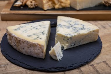 İngiliz peynirleri koleksiyonu, mavi Stilton, İskoç renkli ve İngiliz olgun çedar peynirleri.