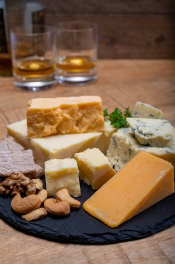 İngiliz içecekleri ve yiyecek eşleşmesi, bir bardak viski ve peynir koleksiyonu, mavi Stilton, İskoç renkli ve İngiliz olgun çedar peyniri
