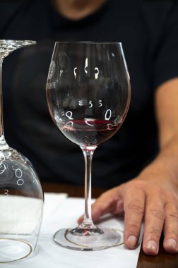 Kırmızı Brunello di Montalcino şarabı ve Montalcino Toskana, İtalya yakınlarındaki kantinde zeytinyağı tatma turu.