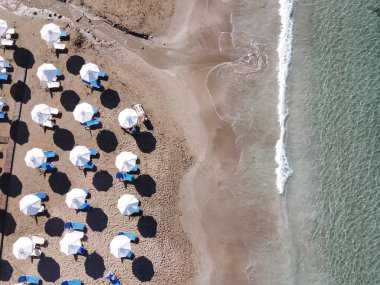 Peyia, Akdeniz 'deki Mercan Koyu' nun açık sularının en üst manzarası. Sabah Paphos, Kıbrıs, Mercan plajı yakınlarında.
