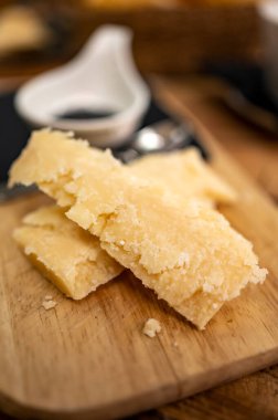 Parma, Emilia Romagna, İtalya 'da farklı olgun ve çok eski parmesan İtalyan Parmigiano-Reggiano sert peynirinin tadı