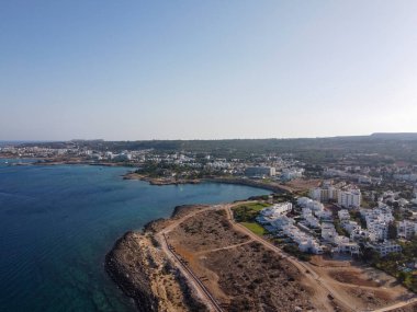 Kıbrıs Rum Kesimi 'nin Protaras kentindeki beyaz kumlu incir ağacı plajında Akdeniz' in berrak mavi suyu