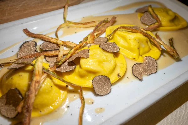 İtalyan yemeği, taze patates dolgulu kırmızı tortellacci makarna ya da mantarlı mantı ve yeşil kuşkonmaz, Parma, Emilia Romagna, İtalya, kapatın.