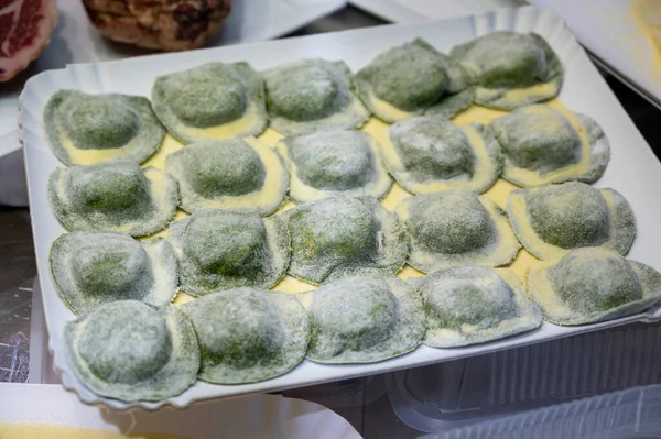 Cucina Italiana Tortelli Ravioli Ripieni Freschi Fatti Casa Pronti Cucinare — Foto Stock