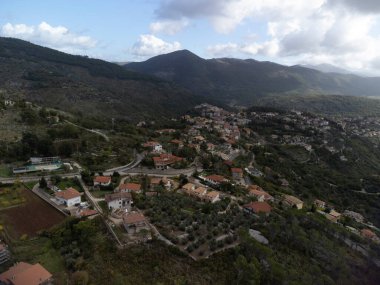 Sonbaharda İtalya 'nın Fondi kenti yakınlarındaki yeşil zeytin ağaçlarının olduğu yeşil Monti Aurunci ulusal parkına hava manzarası