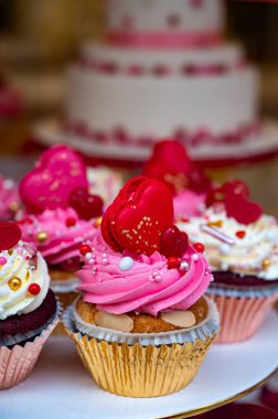 Sevgililer Günü 'nü kutlamak için şekerci dükkanında satılık renkli kekler. Kapatın.