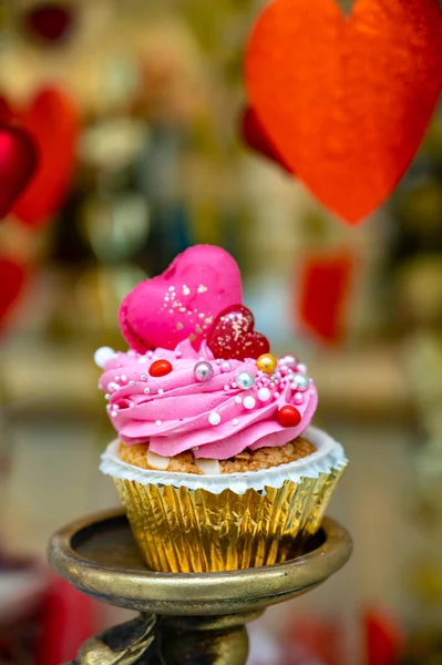 Красочные Украшенные Кексы Продажи Магазине Сладостей Отпраздновать День Святого Валентина — стоковое фото