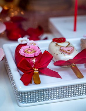 Sevgililer Günü 'nü kutlamak için şekerci dükkanında satılık renkli dondurmalı pastalar.