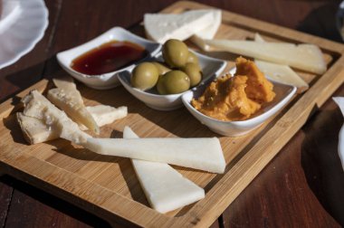 Tenerife 'deki tipik bir Kanarya Adası işletmesi olan Guachinche' de akşam yemeği, yerel olarak üretilen beyaz ya da kırmızı şarapla birlikte güneşli bir günde ev yapımı geleneksel yemekler, tapas ve keçi peyniri sunuluyor.