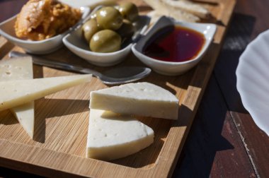 Tenerife 'deki tipik bir Kanarya Adası işletmesi olan Guachinche' de akşam yemeği, yerel olarak üretilen beyaz ya da kırmızı şarapla birlikte güneşli bir günde ev yapımı geleneksel yemekler, tapas ve keçi peyniri sunuluyor.