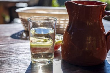 Tenerife 'de tipik bir Kanarya Adası işletmesi olan Guachinche' de akşam yemeği, yerel olarak üretilen beyaz ya da kırmızı şarap ile birlikte güneşli bir günde ev yapımı geleneksel yemekler sunuluyor..