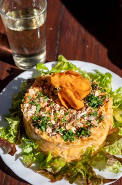 Guachinche 'de akşam yemeği, Tenerife' deki tipik Kanarya Adası müessesesi, yerel olarak üretilen beyaz ya da kırmızı şarap, güneşli bir günde ev yapımı geleneksel yemekle birlikte, yeşil salatalı tatlı patates salatası