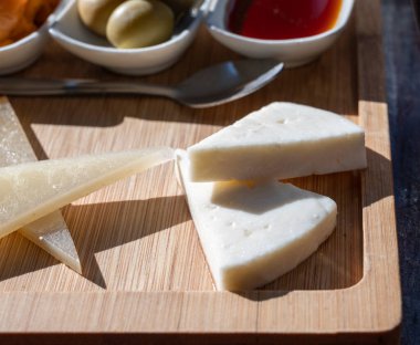 Tenerife 'deki tipik bir Kanarya Adası işletmesi olan Guachinche' de akşam yemeği, yerel olarak üretilen beyaz ya da kırmızı şarapla birlikte güneşli bir günde ev yapımı geleneksel yemekler, tapas ve keçi peyniri sunuluyor.