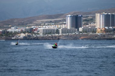 Playa de las Americas, Tenerife, İspanya, 21 Aralık 2021. İspanya 'da kışın Tenerife Adası, Kanarya Adaları' nın güneyindeki tatil beldeleri ve plajlardan manzara