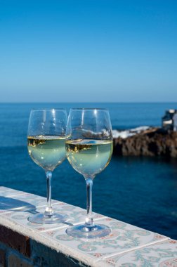 Tenerife, Kanarya Adaları 'nda mavi Atlantik Okyanusu manzaralı soğuk verdejo beyaz şarap içmek