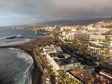 Playa de las Americas, Tenerife, İspanya, 21 Aralık 2021. Tenerife adasının güneyindeki tatil beldeleri ve plajlarda hava manzarası, kışın Kanarya adaları, İspanya