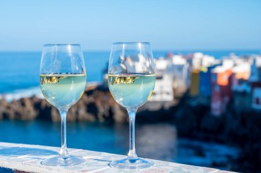 Tenerife, Kanarya Adaları 'nda mavi Atlantik Okyanusu manzaralı soğuk verdejo beyaz şarap içmek
