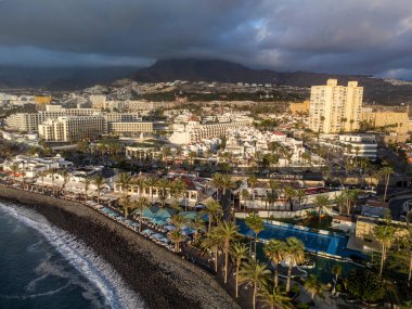 Playa de las Americas, Tenerife, İspanya, 21 Aralık 2021. Tenerife adasının güneyindeki tatil beldeleri ve plajlarda hava manzarası, kışın Kanarya adaları, İspanya