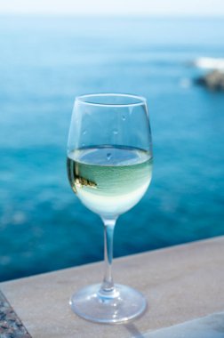 Tenerife, Kanarya Adaları 'nda mavi Atlantik Okyanusu manzaralı soğuk verdejo beyaz şarap içmek