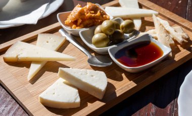 Tenerife 'deki tipik bir Kanarya Adası işletmesi olan Guachinche' de akşam yemeği, yerel olarak üretilen beyaz ya da kırmızı şarapla birlikte güneşli bir günde ev yapımı geleneksel yemekler, tapas ve keçi peyniri sunuluyor.