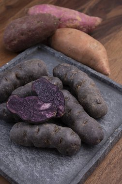 Renkli Belçika mor trüf patatesi ve kök sebze pembe, mor ve turuncu organik tatlı patatesler.