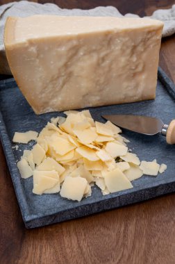 Parmesan peyniri taneleri, Reggio Emilia bölgesinden İtalyan sert parmegiano-reggiano peyniri.