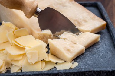 Parmesan peyniri taneleri, Reggio Emilia bölgesinden İtalyan sert parmegiano-reggiano peyniri.