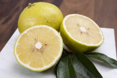 Taze taze bergamot narenciye aromaterapi, parfüm terapisi ve Earl-Grey çayı için kullanılır.