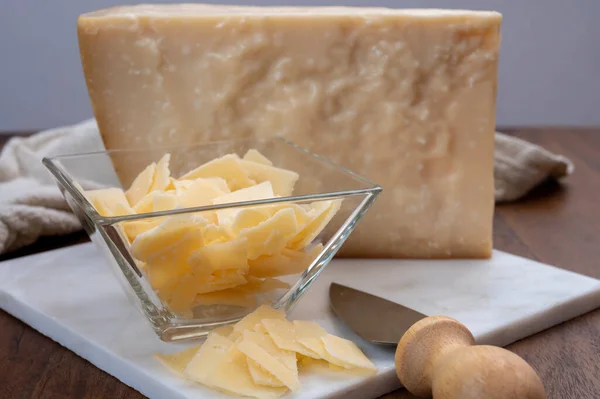 Flocos Queijo Parmesão Queijo Parmigiano Reggiano Duro Italiano Região Reggio — Fotografia de Stock