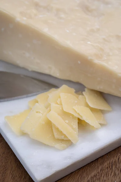 Flingor Parmesanost Italiensk Hård Parmigiano Reggiano Ost Från Regionen Reggio — Stockfoto