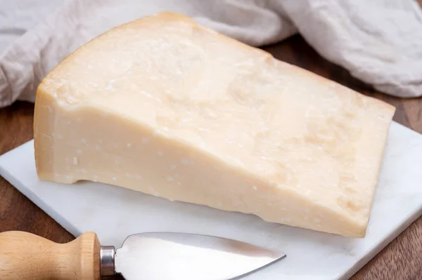 由雷吉欧 埃米利亚地区的牛奶制成的意大利硬乳酪 雷吉亚诺乳酪 — 图库照片